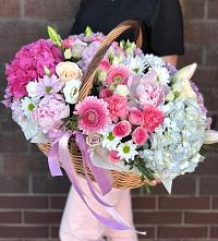 Цветочная композиция из Розы, Хризантемы, Пионы и Лизиантусы в корзине в Удомле
