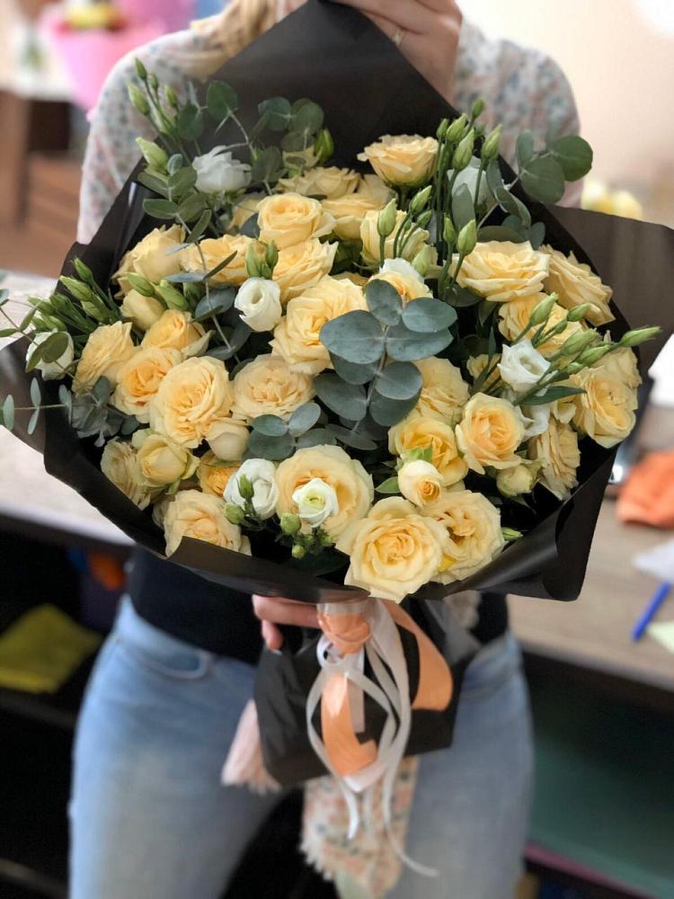 Букет цветов из: Розы и Лизиантусы в Удомле