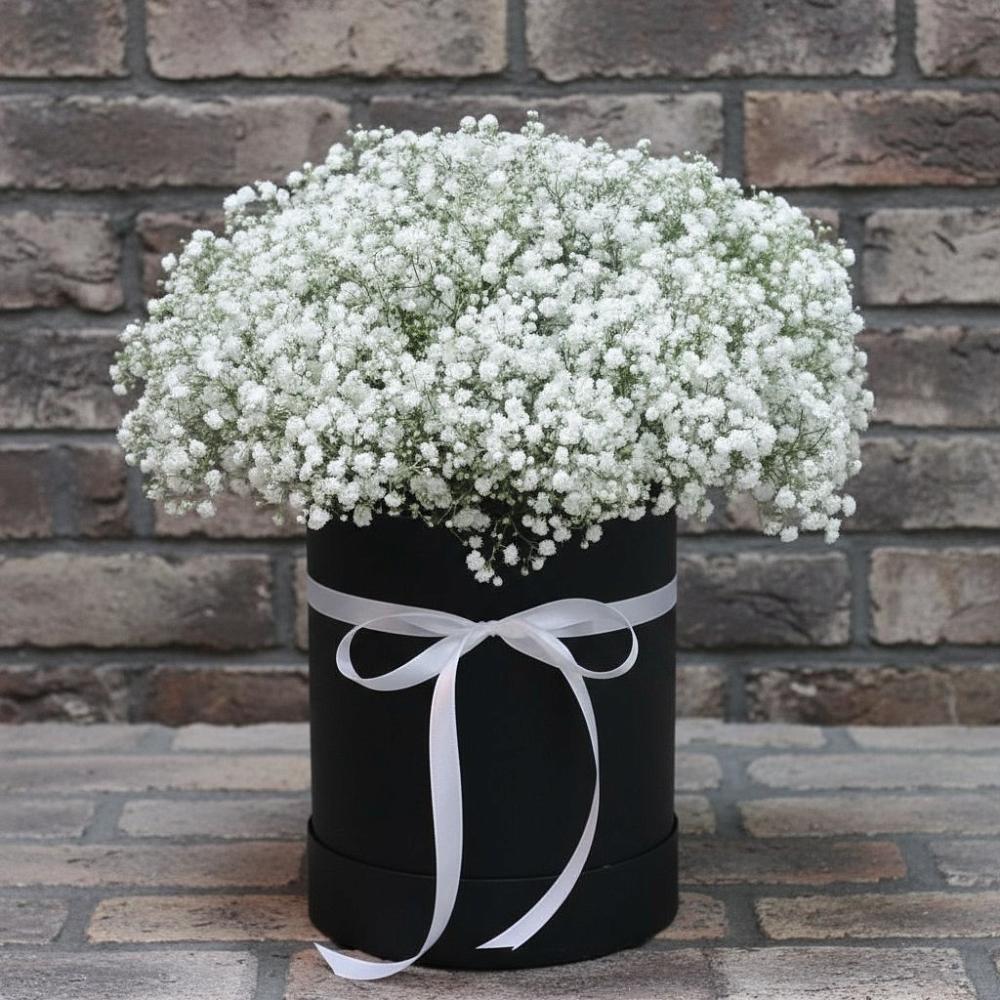 Цветочная композиция из Гипсофила в шляпной коробке в Удомле