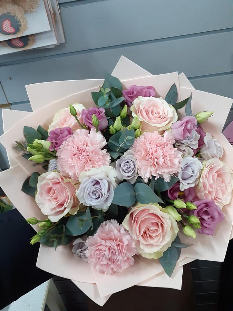 Букет цветов из: Розы, Гвоздики и Лизиантусы в Удомле